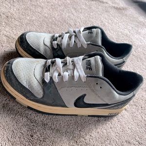 🌺3/$15 Nike Sneakers Size 6Y